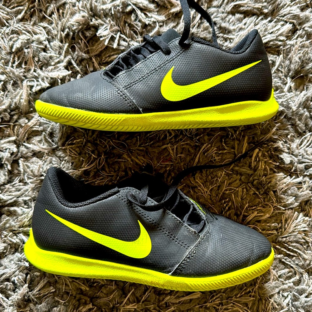 Boys Nike Phantom Indoor Soccer / Futsal Shoes